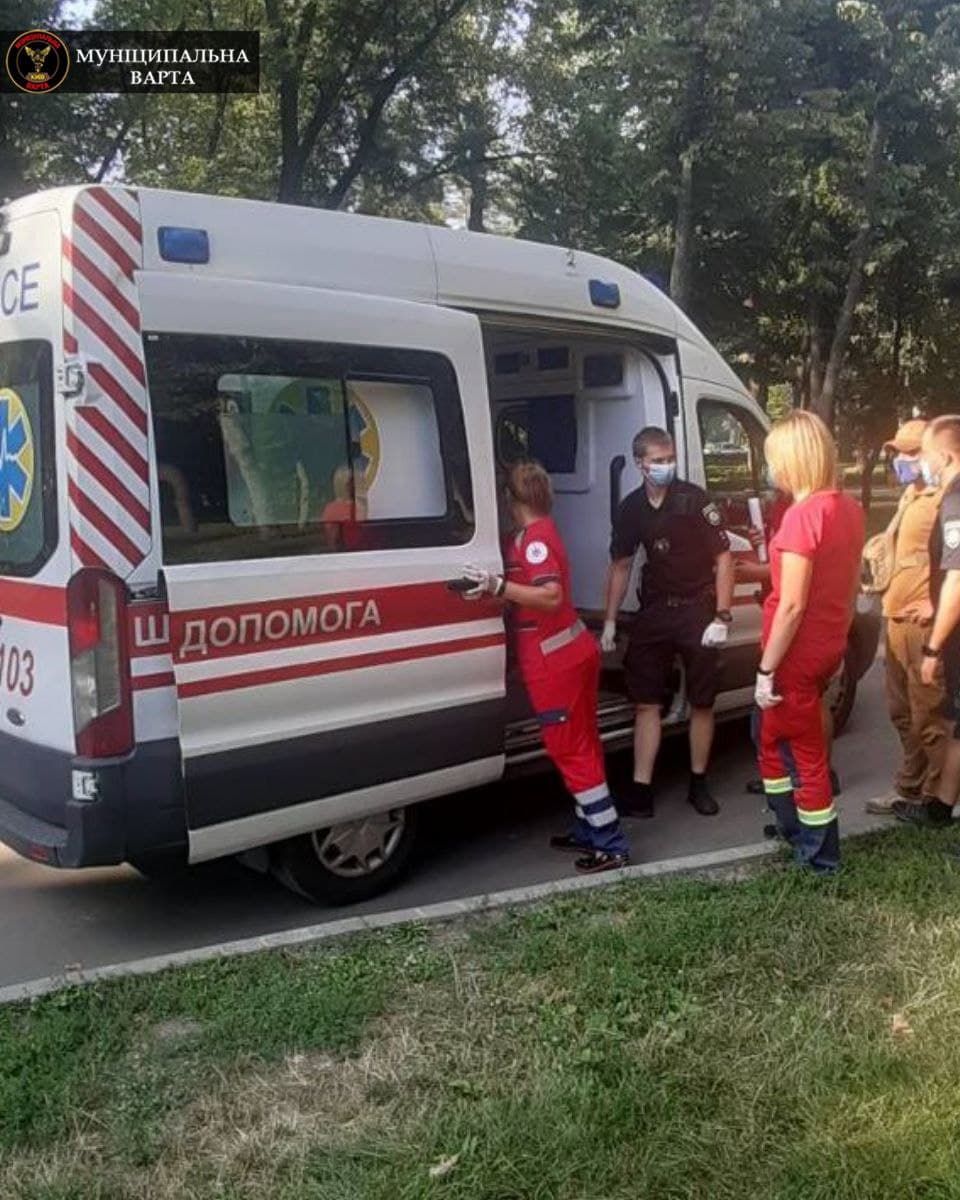 У Києві неадекватна жінка хотіла "покохати" хлопця в парку